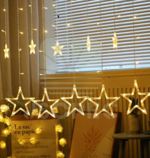Působivé vánoční osvětlení v podobě hvězd