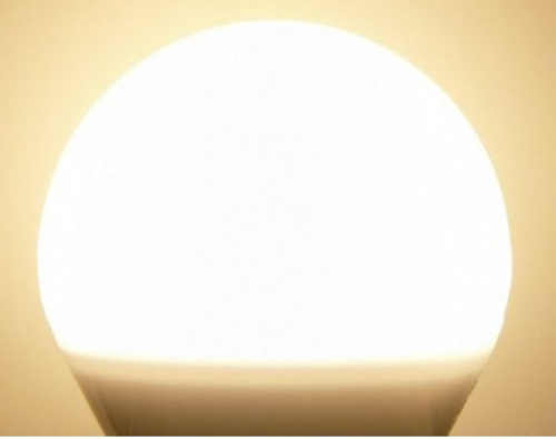 Úsporná LED žárovka klasického tvaru s paticí E27