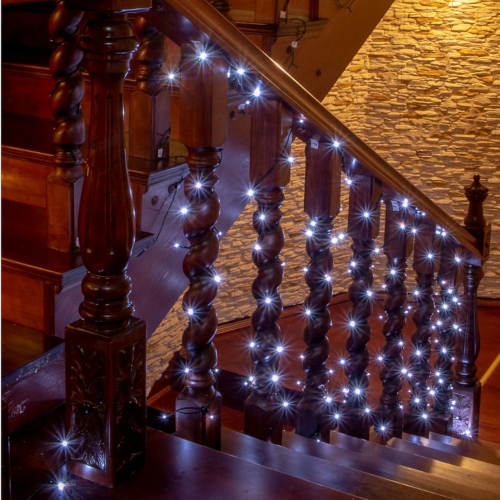 Schodiště ozdobené vánočním LED řetězem